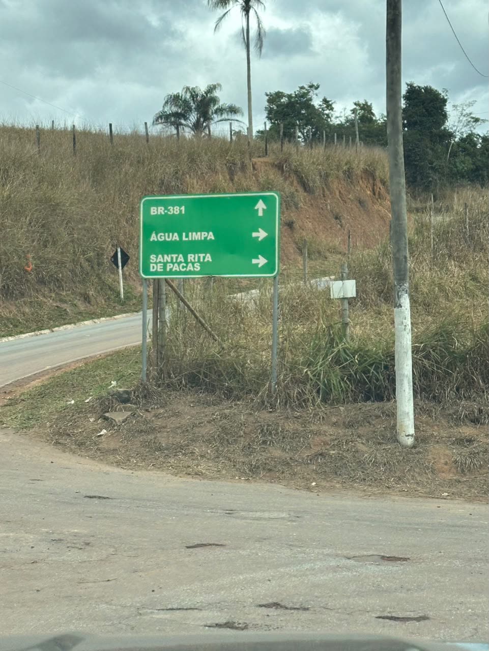 Placa verde da rodovia indicando BR-381, Água Limpa e Santa Rita de Pacas