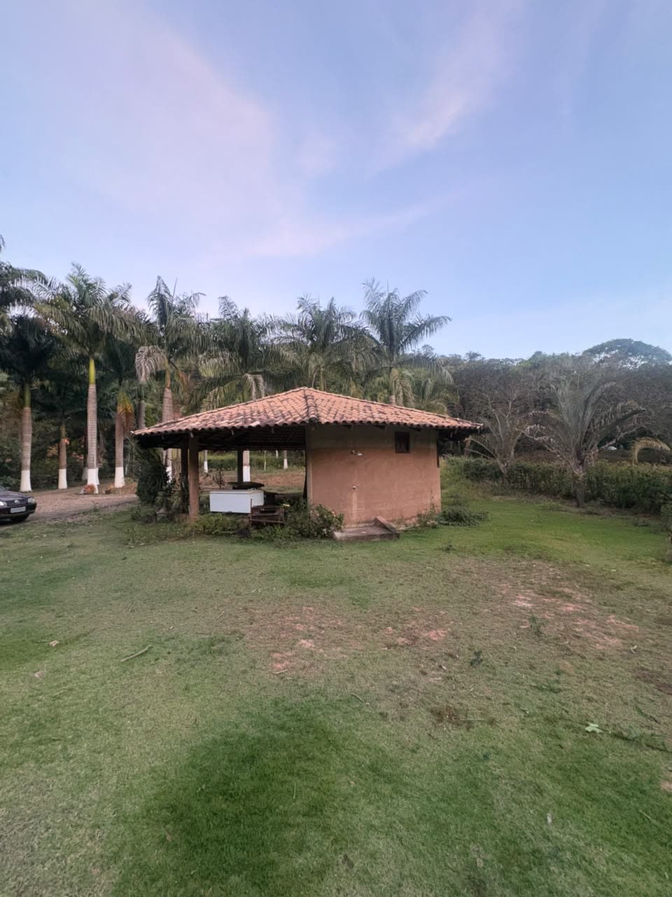 Quiosque do sítio visto de outro ângulo com palmeiras ao fundo